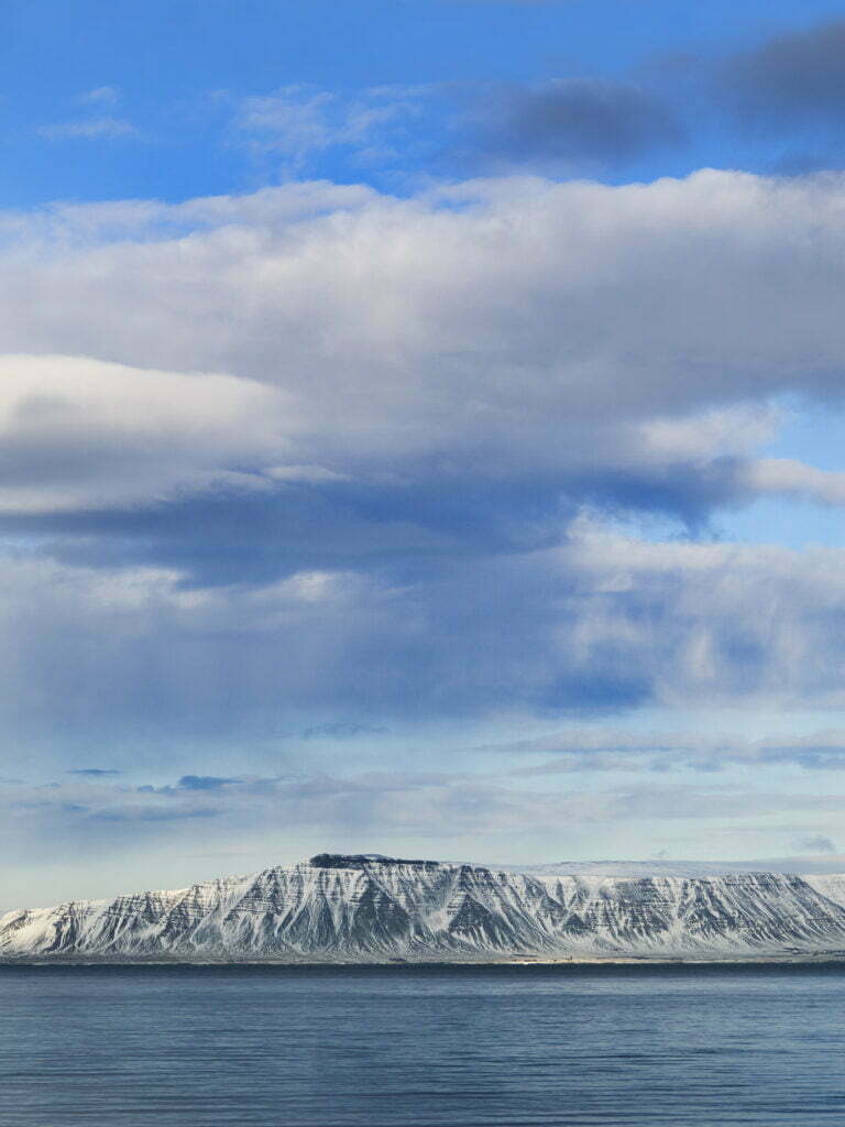 Esjan í fjarlægð og blár himinn