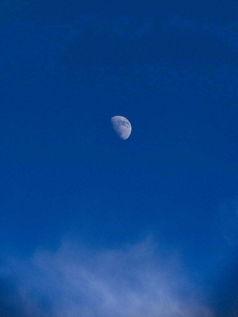 Tunglið, blár himinn