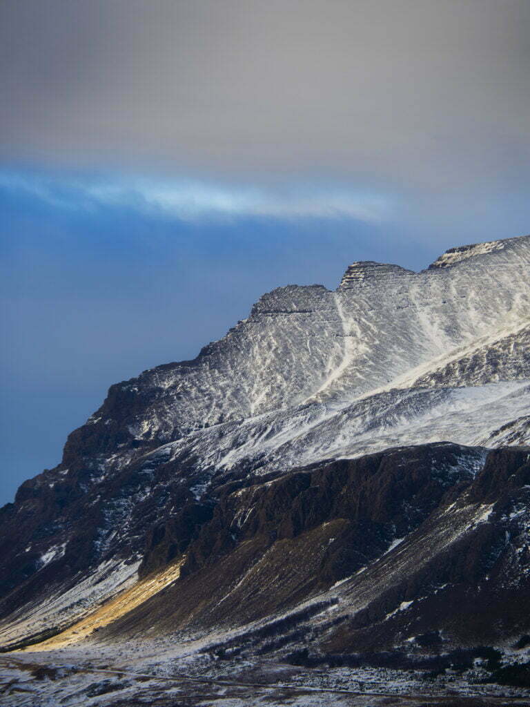 Fjall og blár himinn