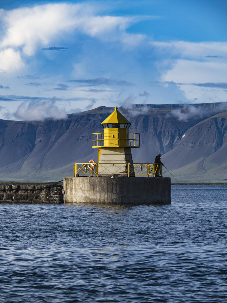 Gulur viti og maður að veiða 