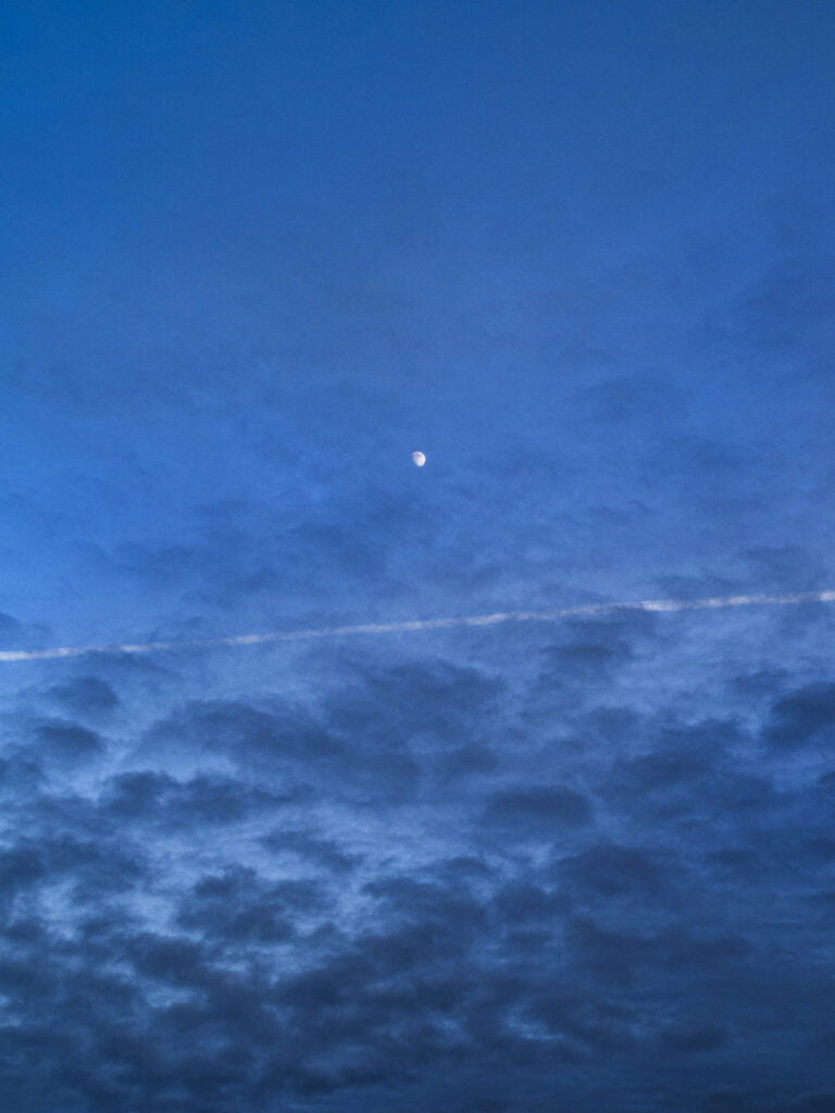 Tunglið og rákir eftir þotu