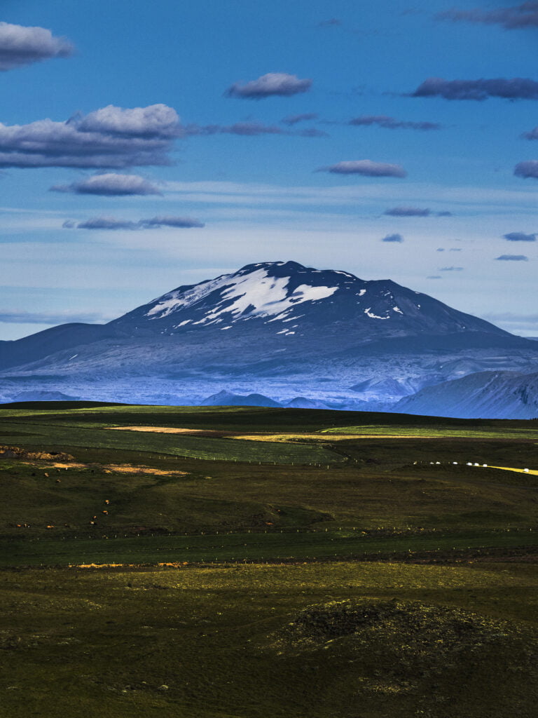 Fjall, snjór, graslendi og ský