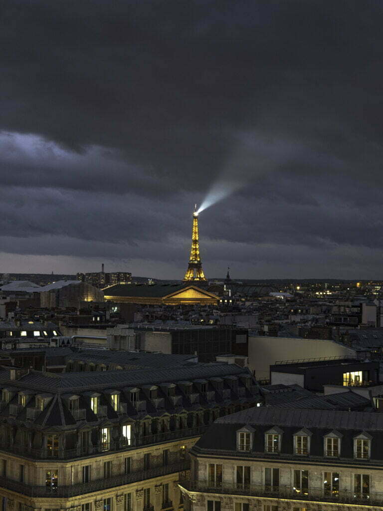 Eiffel Turninn lýsir að kvöldi